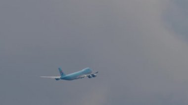 Boeing 747 Kore Havayolları uçuyor.