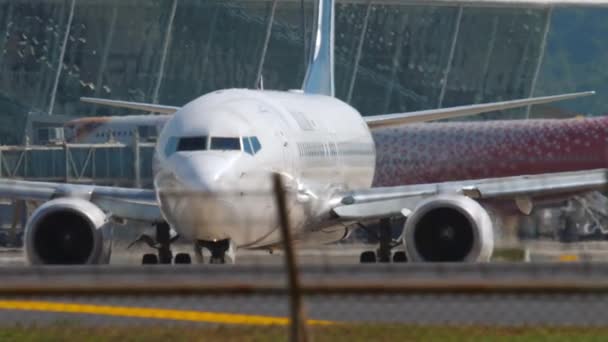 Boeing 737 SilkAir op het schort — Stockvideo