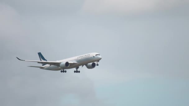 Flugzeug von Cathay Pacific fliegt — Stockvideo