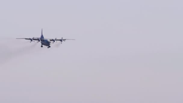 Moscas de aviões militares, tiro no escuro — Vídeo de Stock