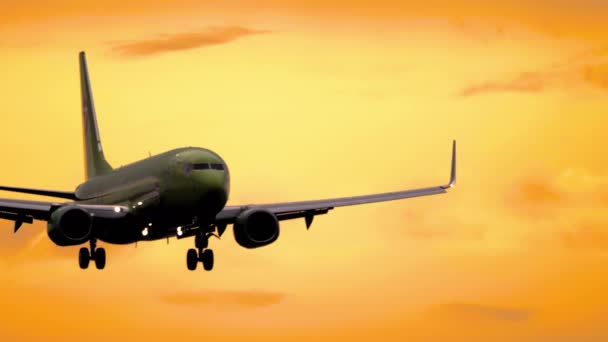 S7 авіакомпанії під час золотого заходу сонця — стокове відео