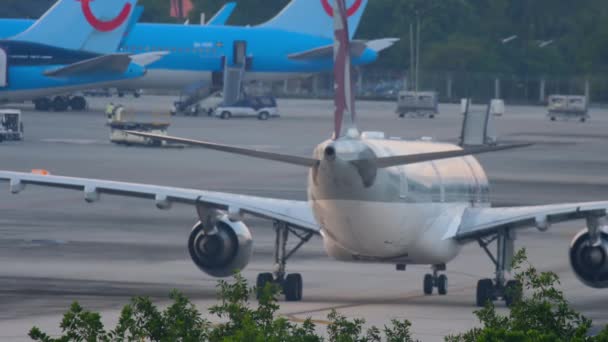 Samolot Katar Airways kołowania — Wideo stockowe