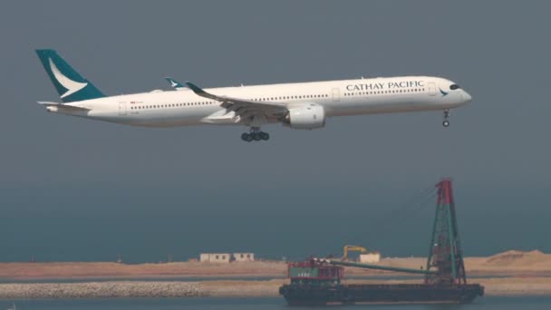 Cathay Pacific leszáll. — Stock videók