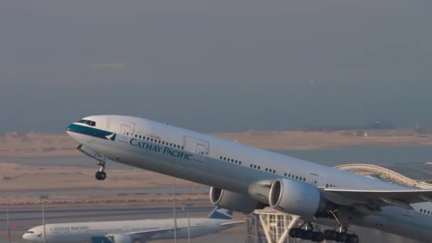 Boeing 777 Cathay Pacific havalandı. — Stok video