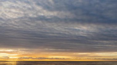 deniz kenarı güzel gün batımı