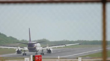 Uçak indikten sonra fren yapıyor.