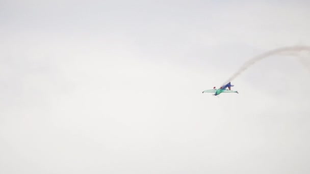 Spectacle aérien cascade d'avion sportif — Video