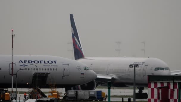 Samoloty na lotnisku, deszcz — Wideo stockowe