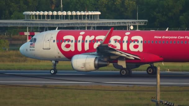 Pesawat AirAsia di jalur taksi — Stok Video
