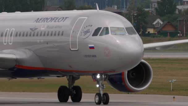 Rollendes Aeroflot-Flugzeug aus nächster Nähe — Stockvideo