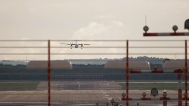 Turboprop uçağı inişe geçiyor.
