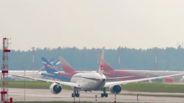 Boeing 787 Japon Havayolları kalkıyor.