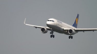 Lufthansa uçağı iniyor.