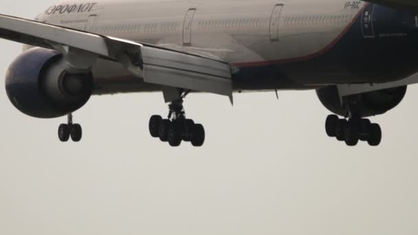 Boeing 77 aterrissagem, câmera lenta — Vídeo de Stock