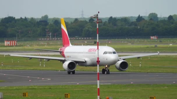 Avião da companhia aérea Iberia no taxiway — Vídeo de Stock