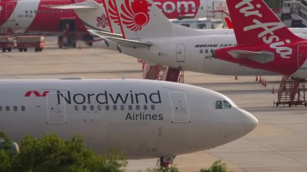 Flugzeug Nordwind rollt auf dem Flughafen Phuket — Stockvideo
