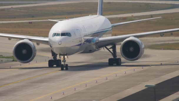 Boeing 777 ANA taxiing — Stock Video