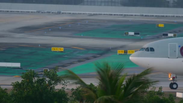 Qatar Airways on the airfield — Stock Video