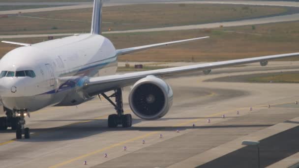Boeing 777 ANA taksicilik — Stok video