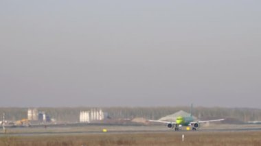 Jet uçağı havalanmak için hızlanır