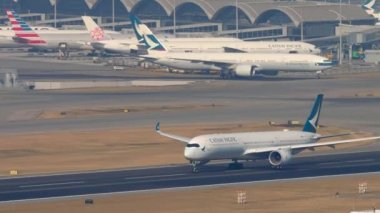 Uçak kalkıyor, yan görüş.