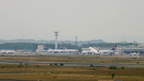 Літак Lufthansa злітає. — стокове відео