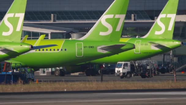 S7 Airlines na lotnisku fartuch — Wideo stockowe