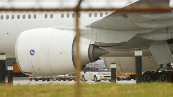 Boeing 777 yakın çekim — Stok video