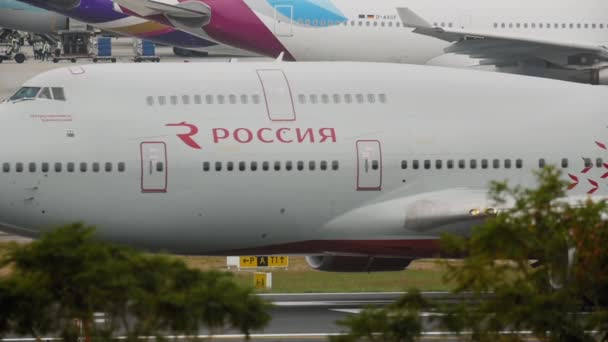 Boeing 747 Rossiya, vista lateral — Vídeo de stock