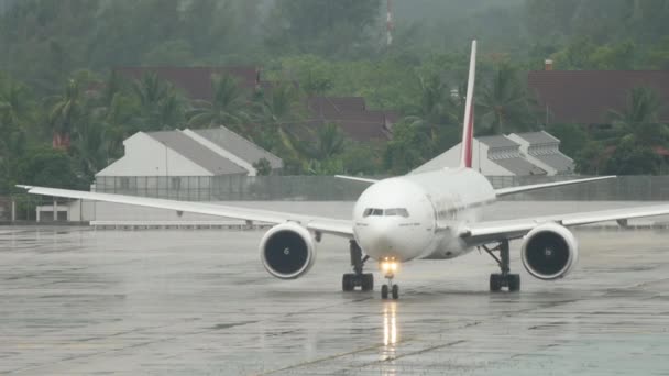 Boeing 777 a repülőtéren esős időben — Stock videók