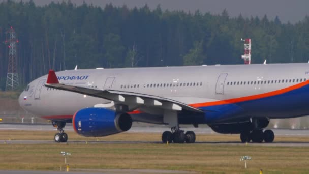 Vliegtuig voor passagiers Aeroflot — Stockvideo