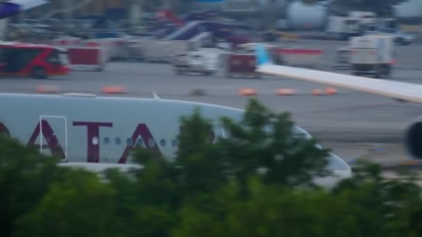 Qatar Airways på Phuket flygplats — Stockvideo