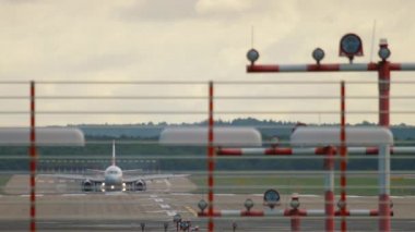 Jetliner pistte fren yapıyor