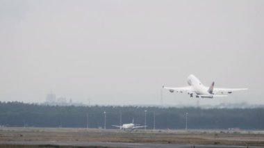 Lufthansa 'nın Boeing 747' si kalkıyor.