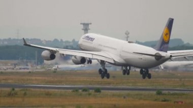 Airbus A340 Lufthansa inişi