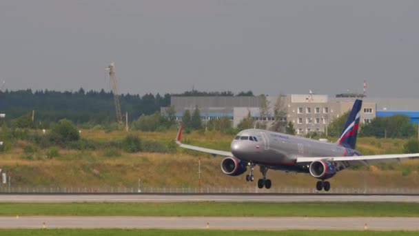 Avión civil de pasajeros llegó — Vídeo de stock