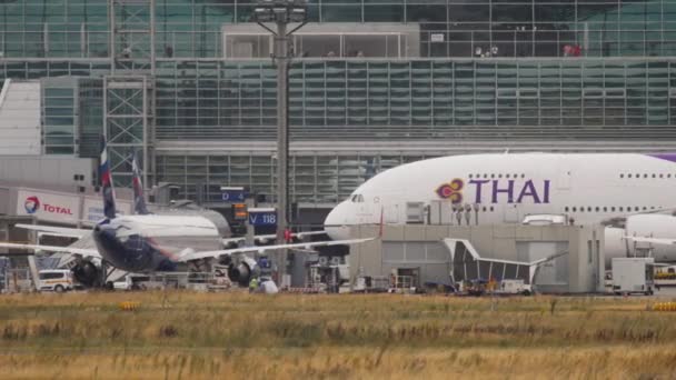Airbus A380 Thai Airways на перроне — стоковое видео