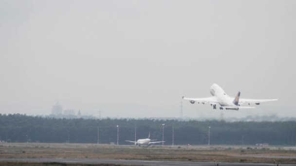 Startujący Boeing 747 z Lufthansy — Wideo stockowe