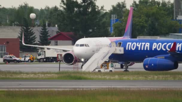 Lapangan terbang bandara Tolmachevo — Stok Video
