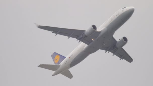 Airbus A320 Lufthansa overhead — стокове відео