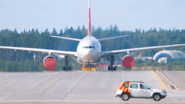 Avion remorquant vue de face — Video