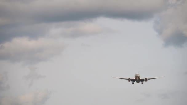 Flugzeug fliegt in wolkenverhangenem grauen Himmel — Stockvideo