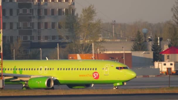 S7 Airlines na pojezdové dráze — Stock video