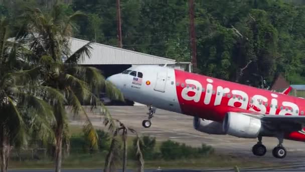 Avión despegando, vista lateral — Vídeos de Stock