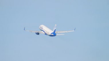 Airbus A320 Indigo uçuyor.