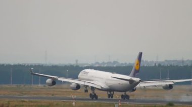 Airbus A340 Lufthansa geliyor.