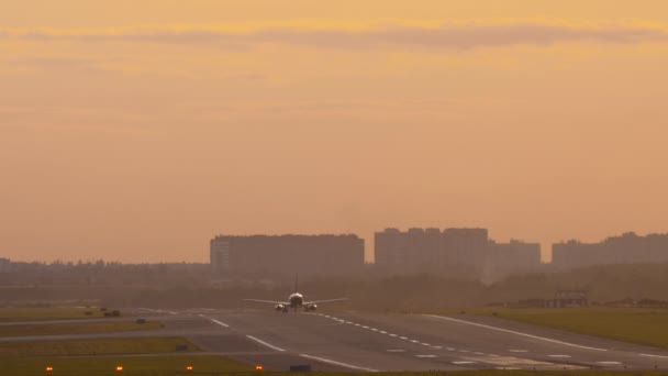 Flugzeug hebt bei Sonnenuntergang ab — Stockvideo