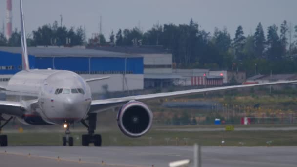 Boeing 777 Aeroflot na drodze kołowania — Wideo stockowe