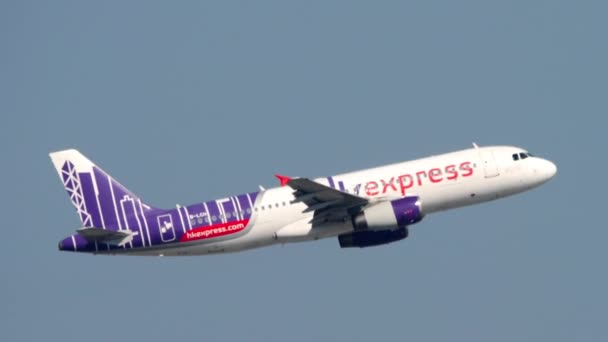Самолет Hong Kong Express летит — стоковое видео