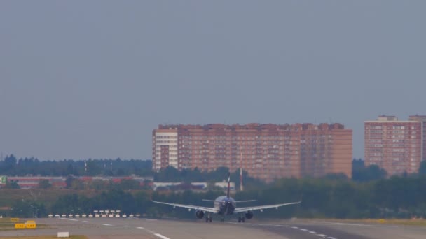 Pesawat jet penumpang lepas landas — Stok Video